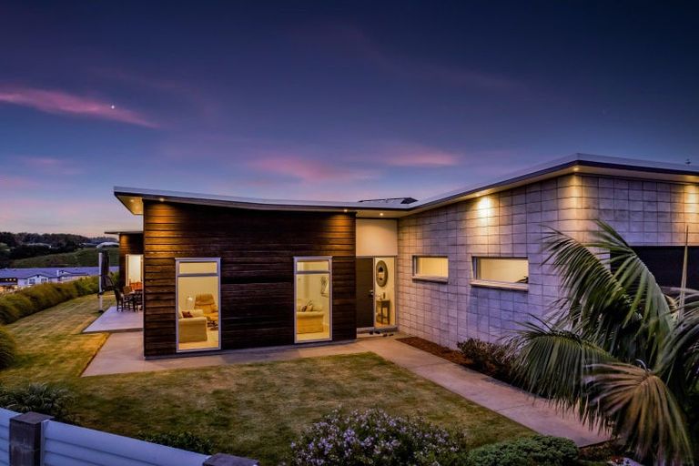 Photo of property in 25 Aderman Place, Hurworth, New Plymouth, 4310