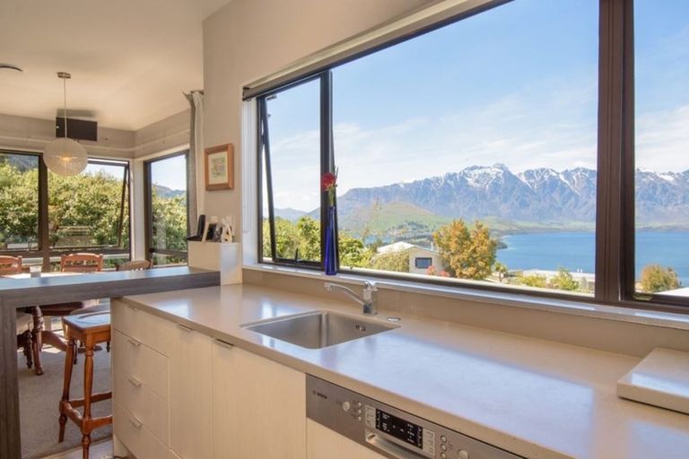 Photo of property in 25 Avalon Crescent, Fernhill, Queenstown, 9300