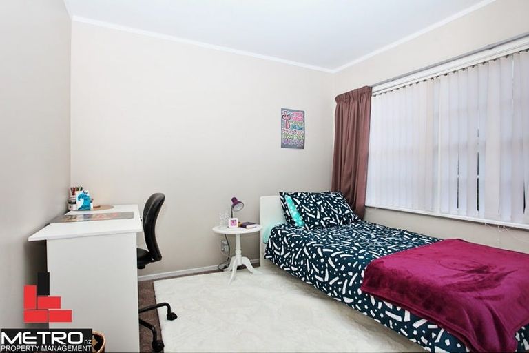 Photo of property in 20 Longbill Place, Glendene, Auckland, 0602