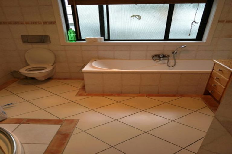 Photo of property in 6 Beaubank Road, Kelston, Auckland, 0602
