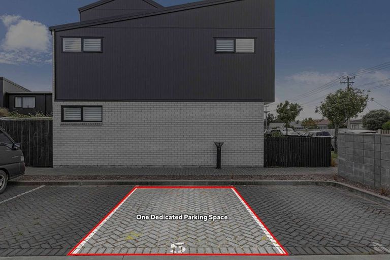 Photo of property in 5/119 Bruce Mclaren Road, Henderson, Auckland, 0612