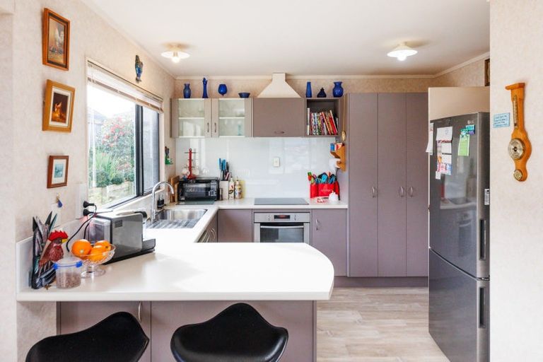 Photo of property in 6 Jordan Way, Kelvin Grove, Palmerston North, 4414