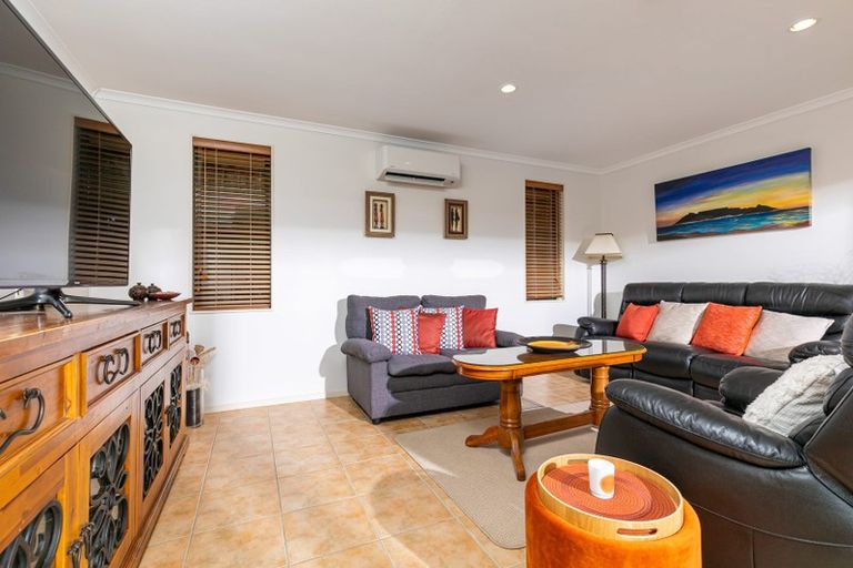 Photo of property in 48 View Ridge Drive, Ranui, Auckland, 0612