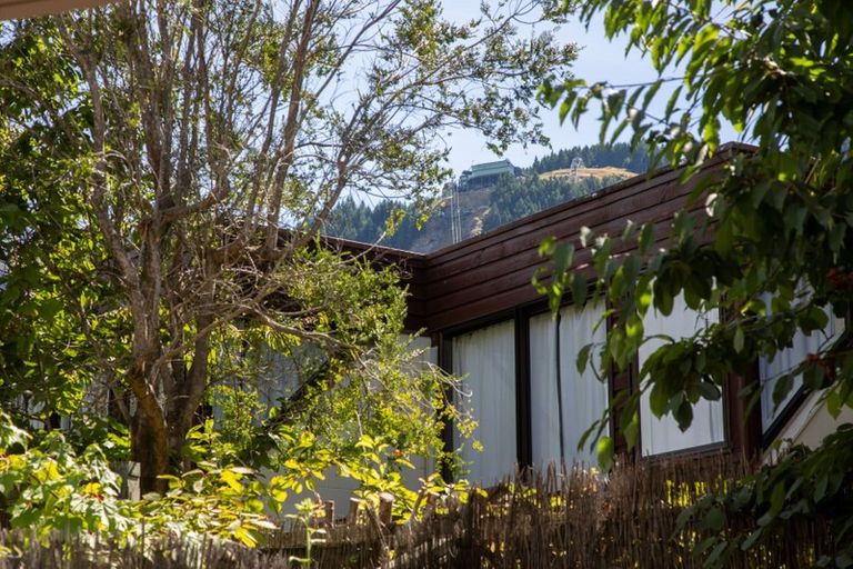 Photo of property in 4/42 Hallenstein Street, Queenstown, 9300