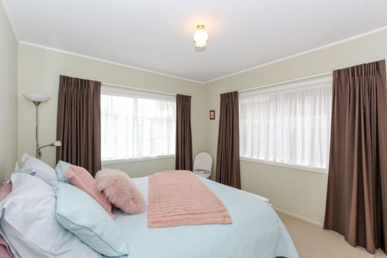 Photo of property in 2/498 Devon Street East, Strandon, New Plymouth, 4312