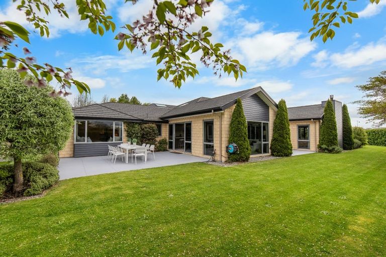 Photo of property in 100 Mcmahon Drive, Aidanfield, Christchurch, 8025