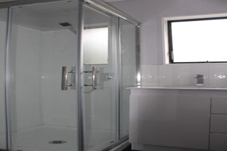 Photo of property in 1/17 Kupari Place, Totara Vale, Auckland, 0629