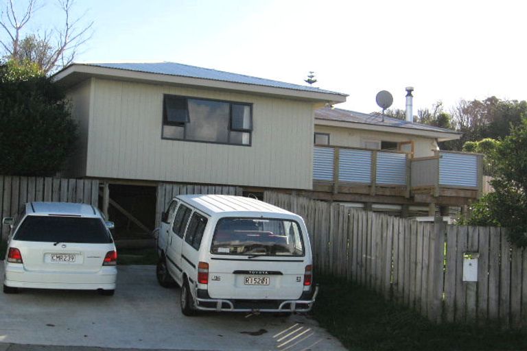 Photo of property in 4 Hiwi Crescent, Titahi Bay, Porirua, 5022