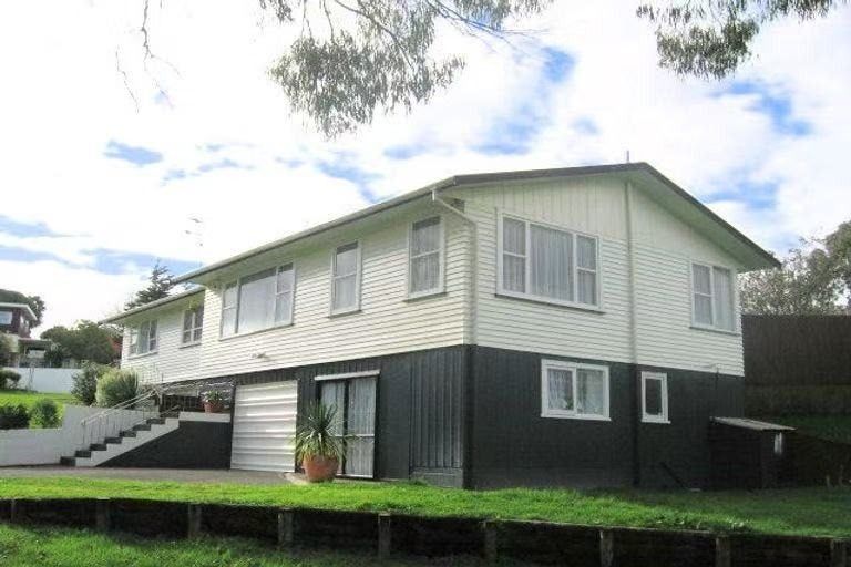 Photo of property in 2 Nielsen Place, Massey, Auckland, 0614