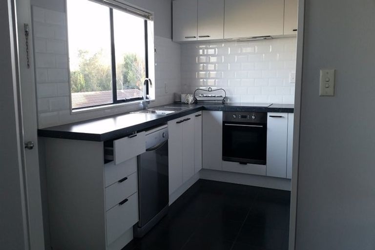 Photo of property in 1/17 Kupari Place, Totara Vale, Auckland, 0629