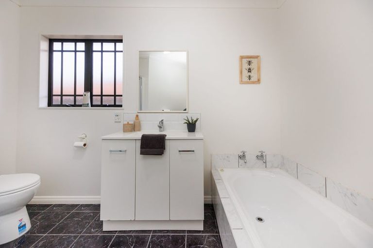 Photo of property in 12 Franklin Avenue, Hokowhitu, Palmerston North, 4410