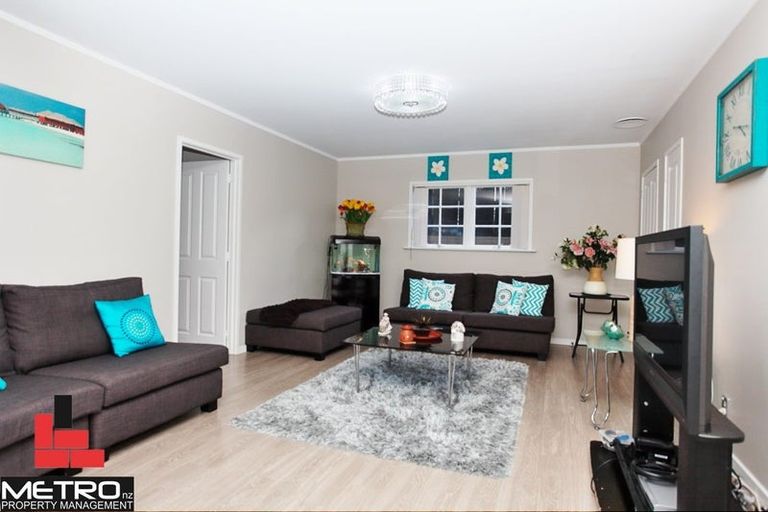 Photo of property in 20 Longbill Place, Glendene, Auckland, 0602