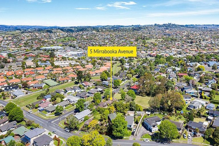 Photo of property in 5 Mirrabooka Avenue, Botany Downs, Auckland, 2010