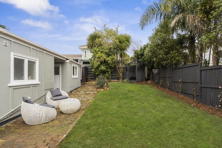 Photo of property in 13 South Lynn Road, Titirangi, Auckland, 0604
