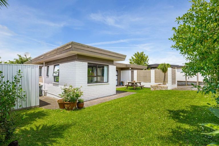 Photo of property in 1/262 Don Buck Road, Massey, Auckland, 0614