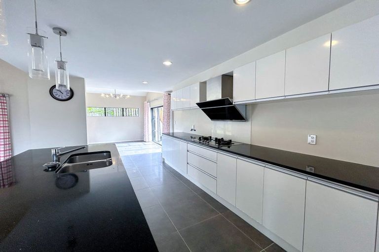 Photo of property in 21 Namsan Close, Fairview Heights, Auckland, 0632