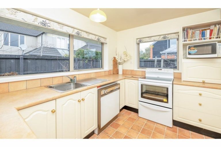 Photo of property in 2/2a Chilcombe Street, Ilam, Christchurch, 8041