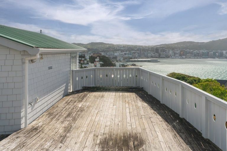 Photo of property in 50 The Crescent, Roseneath, Wellington, 6011