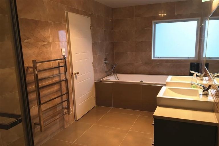 Photo of property in 1 Ballymore Drive, Pinehill, Auckland, 0632