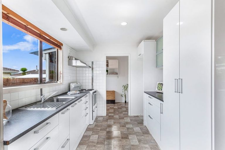 Photo of property in 2/16 Glenhaven Place, Te Atatu Peninsula, Auckland, 0610