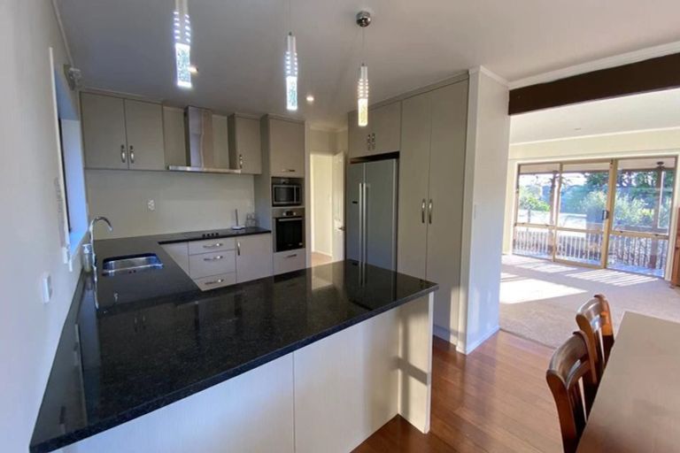 Photo of property in 15 Kingsclere Place, Goodwood Heights, Auckland, 2105
