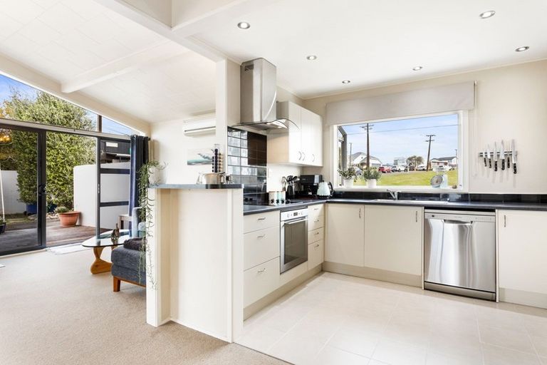 Photo of property in 1/89 Knights Road, Rothesay Bay, Auckland, 0630