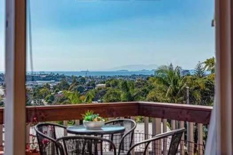 Photo of property in 10 Coronation Road, Glenfield, Auckland, 0627