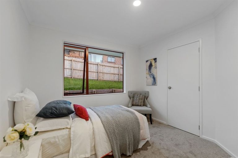 Photo of property in 5 Marbella Crescent, Oteha, Auckland, 0632