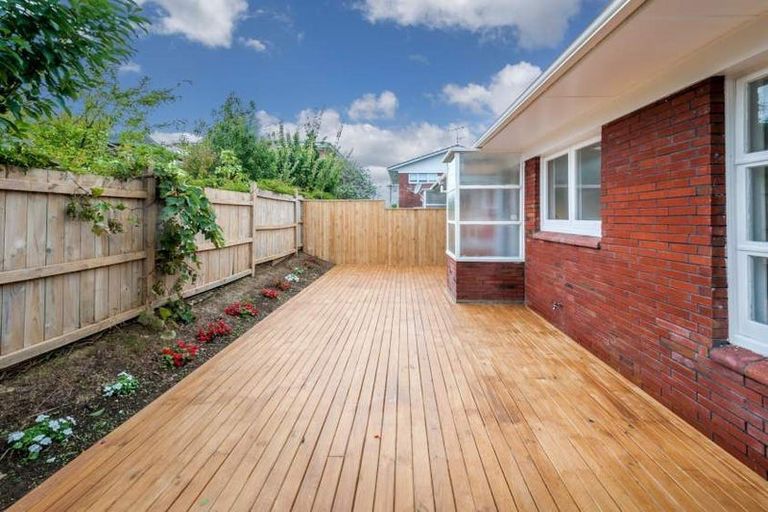 Photo of property in 3/166 East Coast Road, Forrest Hill, Auckland, 0620