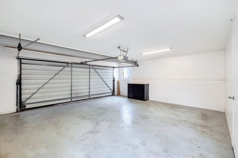 Photo of property in 1/31 Deverell Place, Northcross, Auckland, 0632