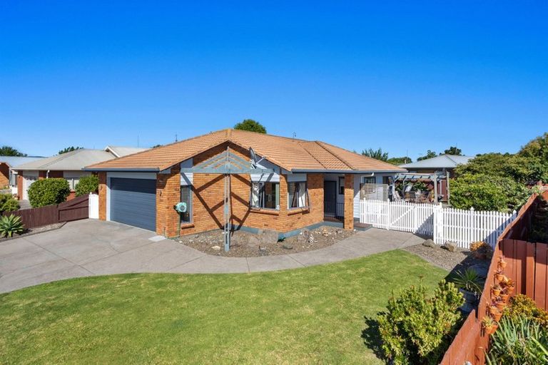 Photo of property in 15 Edgewater Grove, Whakatane, 3120