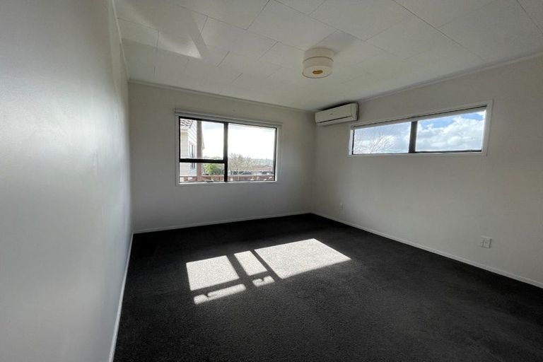 Photo of property in 2/1 Landsdale Place, Massey, Auckland, 0614