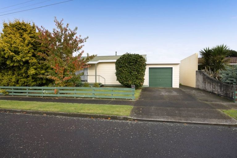 Photo of property in 1 Charles Major Place, Hawera, 4610