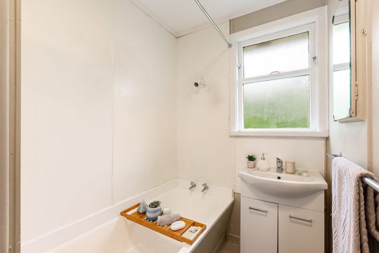 Photo of property in 16 Komata Grove, Waitangirua, Porirua, 5024