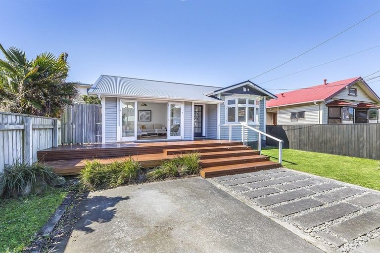 Photo of property in 99 The Parade, Island Bay, Wellington, 6023
