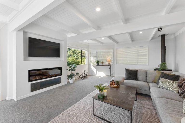 Photo of property in 10 Latham Road, York Bay, Lower Hutt, 5013