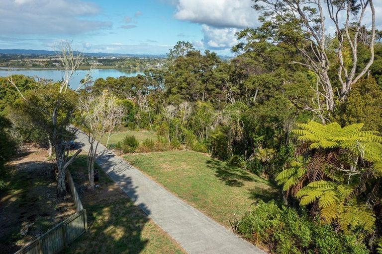 Photo of property in 5c Chatham Avenue, Paremoremo, Auckland, 0632