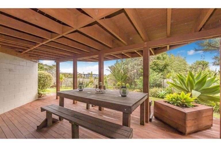 Photo of property in 9 Kingtide Place, Red Beach, 0932