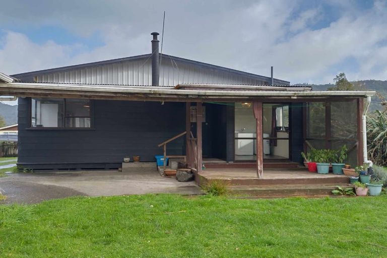 Photo of property in 14 Ballance Street, Runanga, 7803