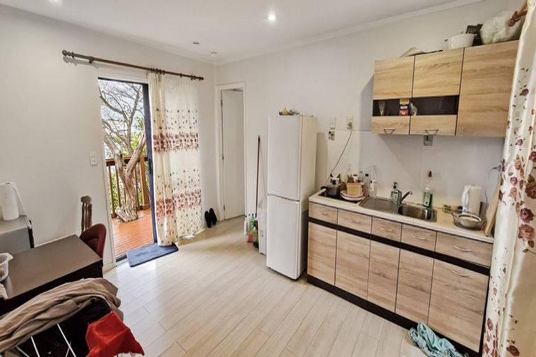 Photo of property in 9 Ngatoa Place, Glenfield, Auckland, 0629