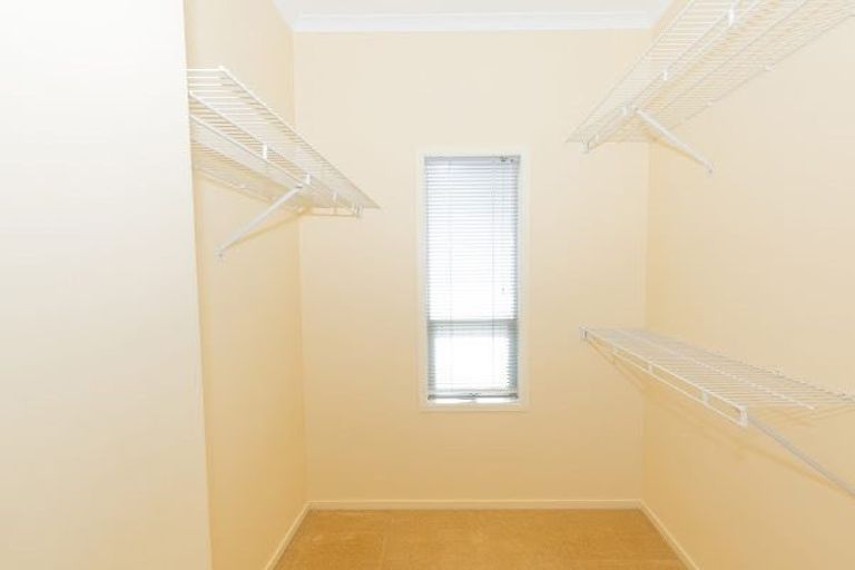 Photo of property in 42 Dress Circle, Newlands, Wellington, 6037