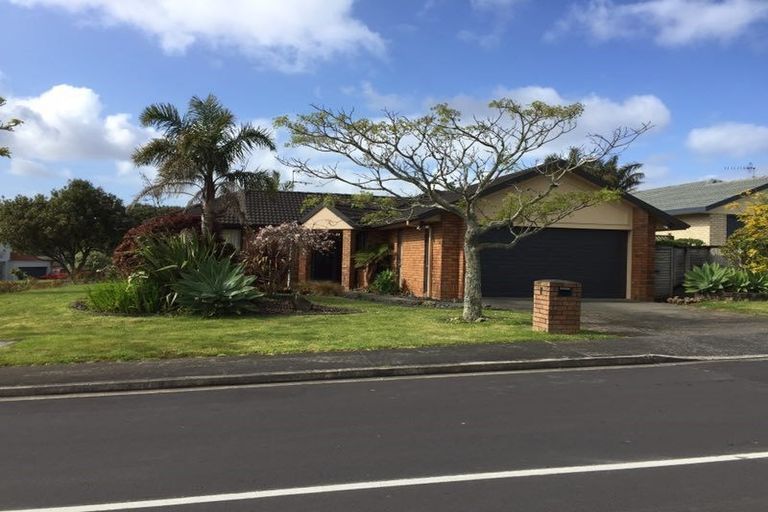 Photo of property in 1 Berkshire Terrace, Massey, Auckland, 0614