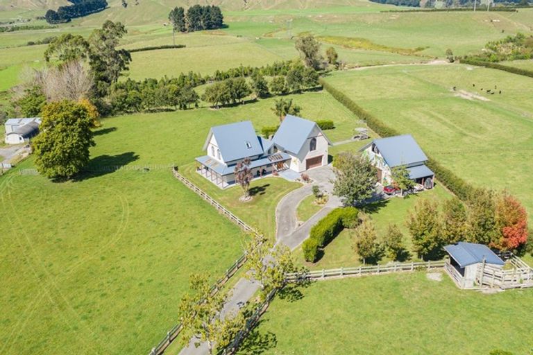 Photo of property in 100 Waihou Road, Levin, 5571