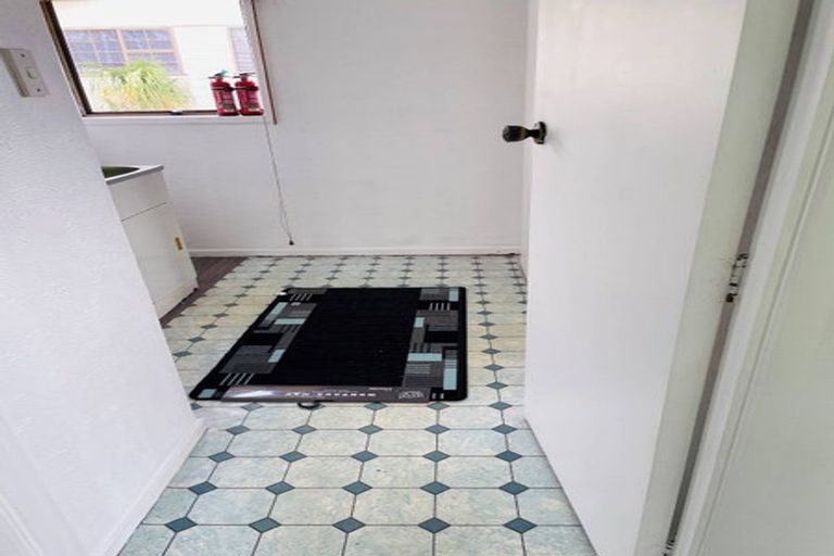 Photo of property in 18 Lewisham Street, Highland Park, Auckland, 2010