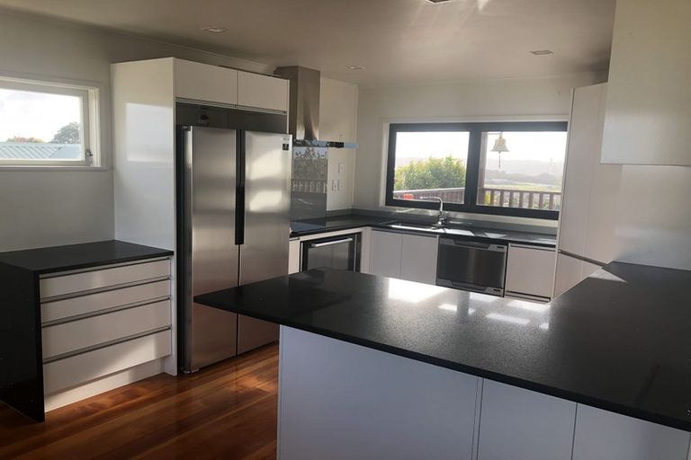 Photo of property in 1/146 Sunset Road, Unsworth Heights, Auckland, 0632