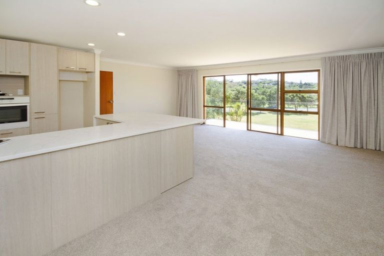 Photo of property in 1/2 Sylvan Avenue, Northcote, Auckland, 0627