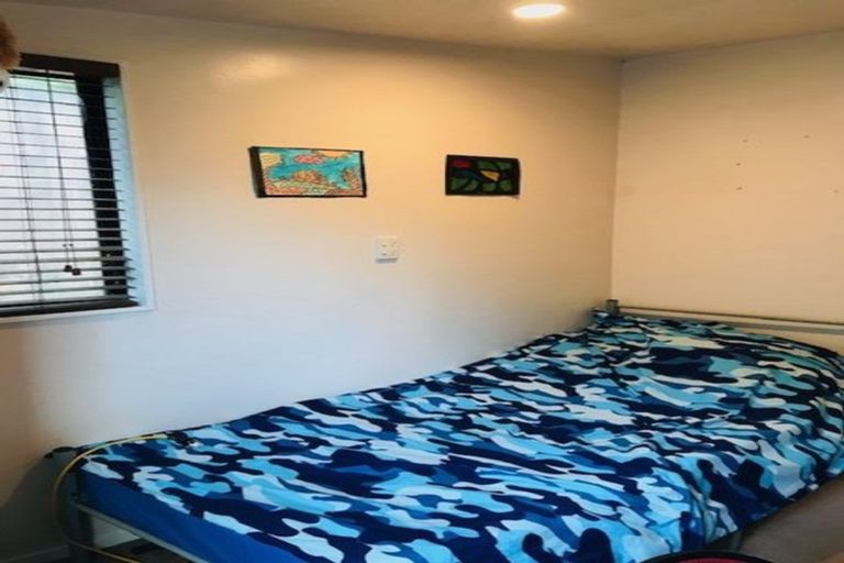 Photo of property in 2/2 Deverell Place, Northcross, Auckland, 0632