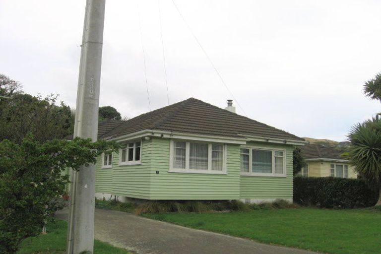 Photo of property in 8 Hinau Street, Tawa, Wellington, 5028