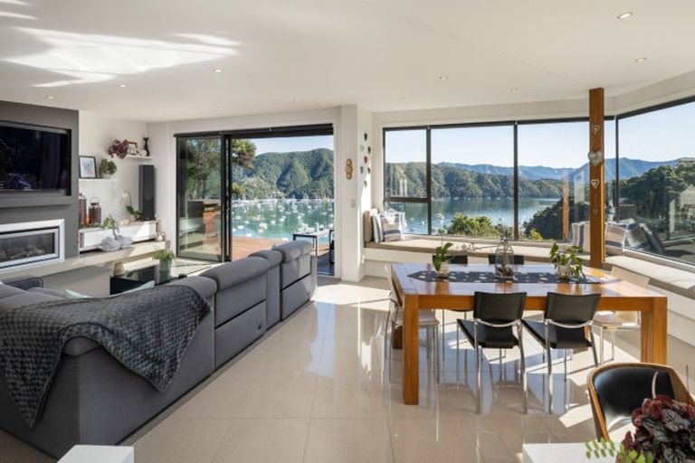 Photo of property in 27 Amelia Crescent, Waikawa, Picton, 7220