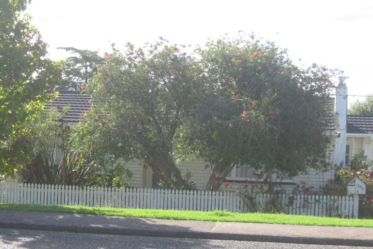 Photo of property in 1/38 College Road, Northcote, Auckland, 0627